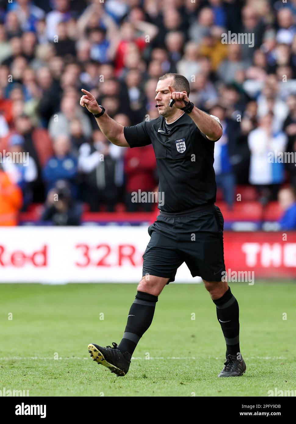 Bramall Lane, Sheffield, Royaume-Uni. 19th mars 2023. FA Cup football, quart de finale, Sheffield United contre Blackburn Rovers; l'arbitre Tim Robinson accorde une pénalité après avoir consulté le crédit d'écran VAR : action plus Sports/Alamy Live News Banque D'Images