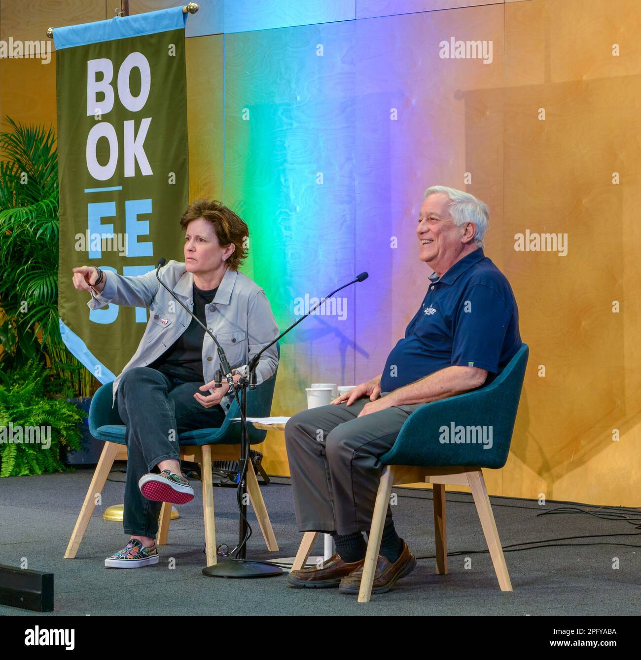 NOUVELLE-ORLÉANS, LA, États-Unis - 11 MARS 2023 : Kara Swisher interroge le biographe Walter Isaacson au Festival du livre de la Nouvelle-Orléans Banque D'Images