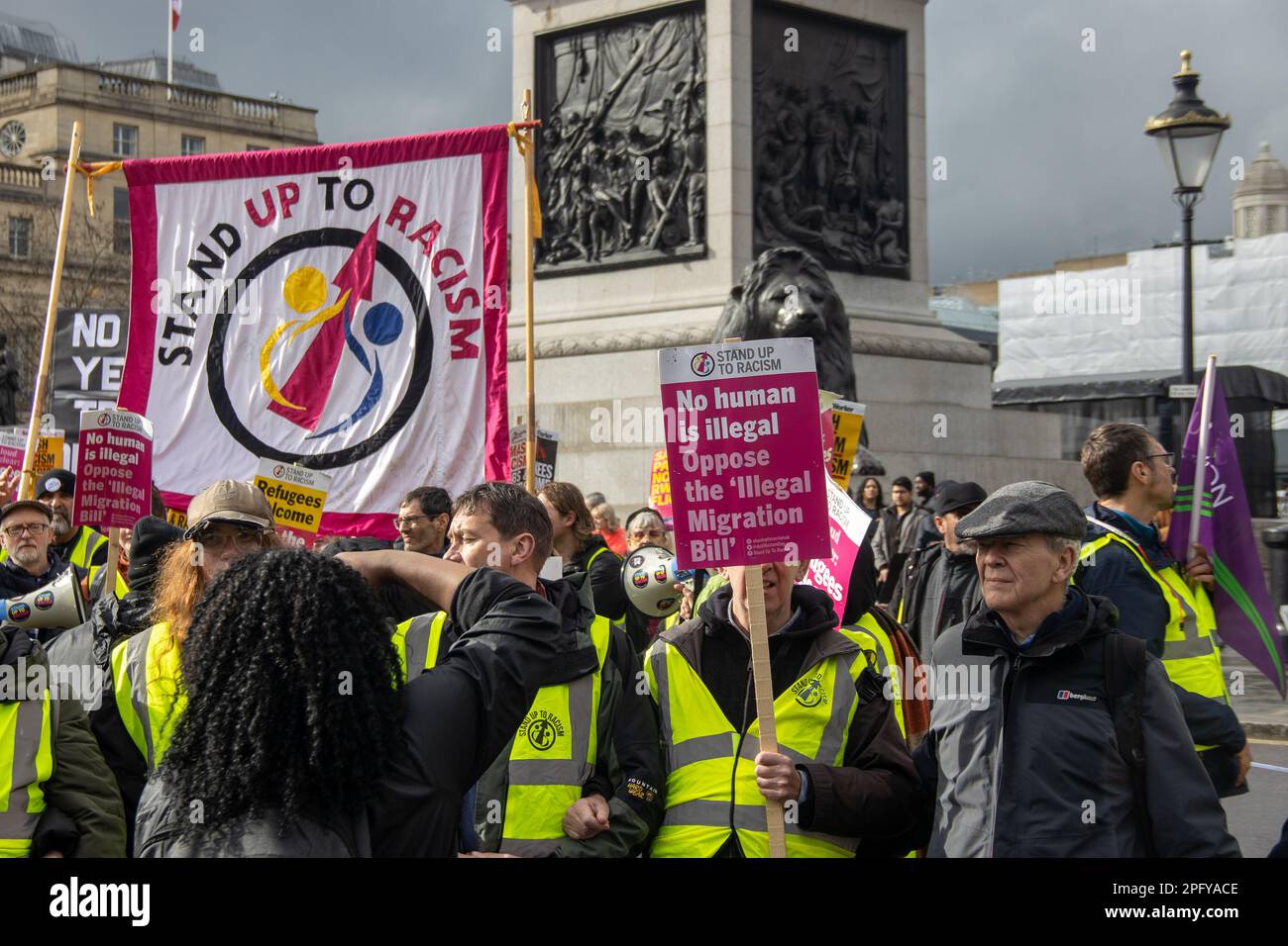 Des milliers de manifestants de divers horizons se sont rassemblés dans le centre de Londres pour protester contre le racisme. Banque D'Images