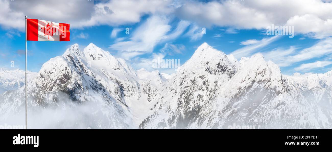 Vue panoramique aérienne du paysage des montagnes canadiennes avec drapeau national. Banque D'Images