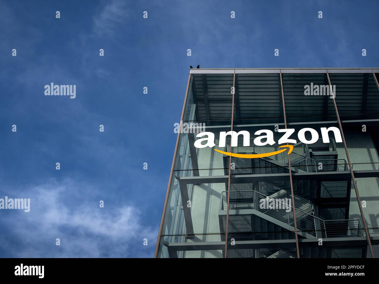 Logo Amazon sur leur siège allemand à Munich Banque D'Images
