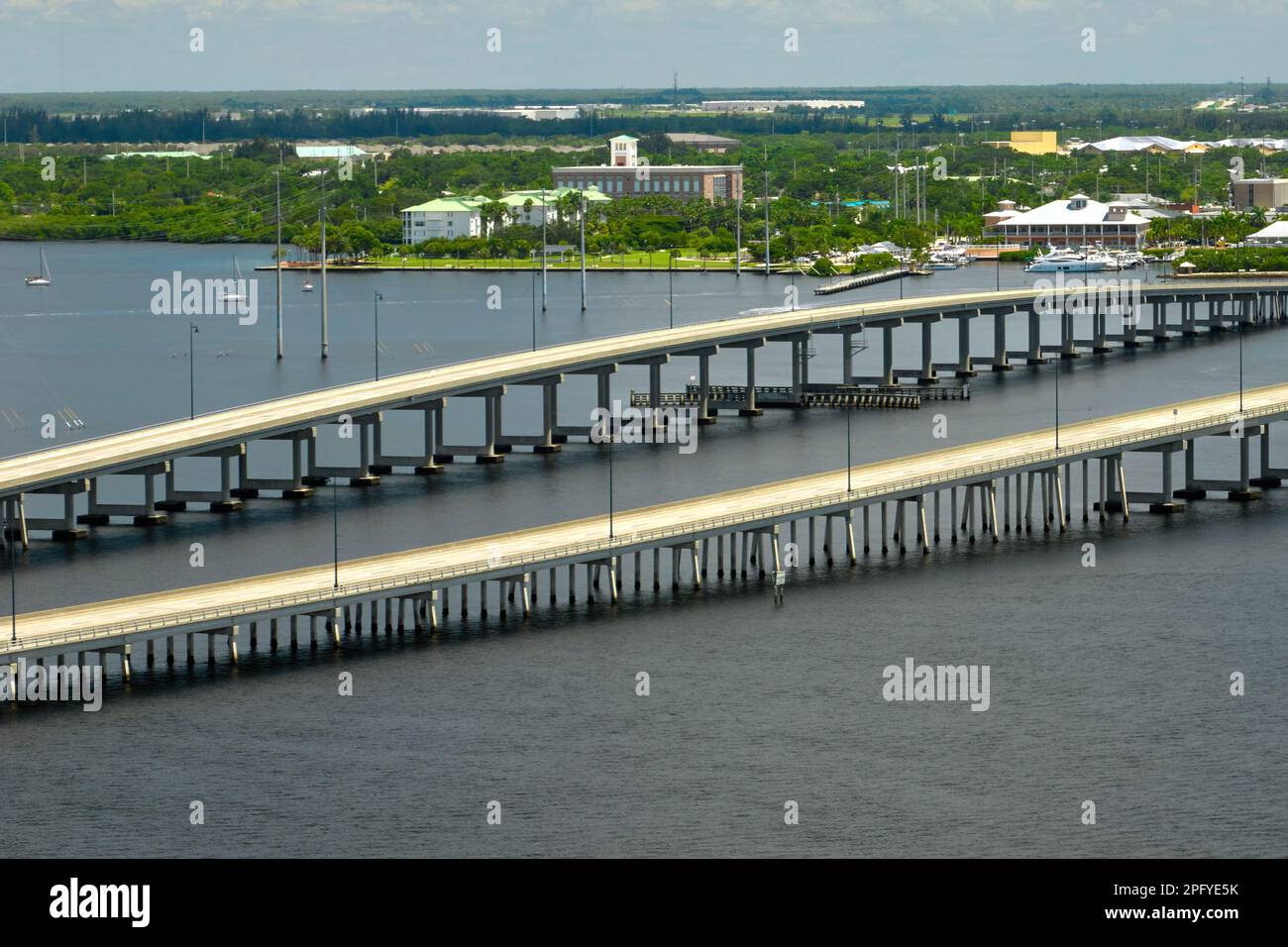 Pont Barron collier et pont Gilchrist en Floride avec circulation en mouvement. Infrastructure de transport dans le comté de Charlotte reliant Punta Gorda Banque D'Images