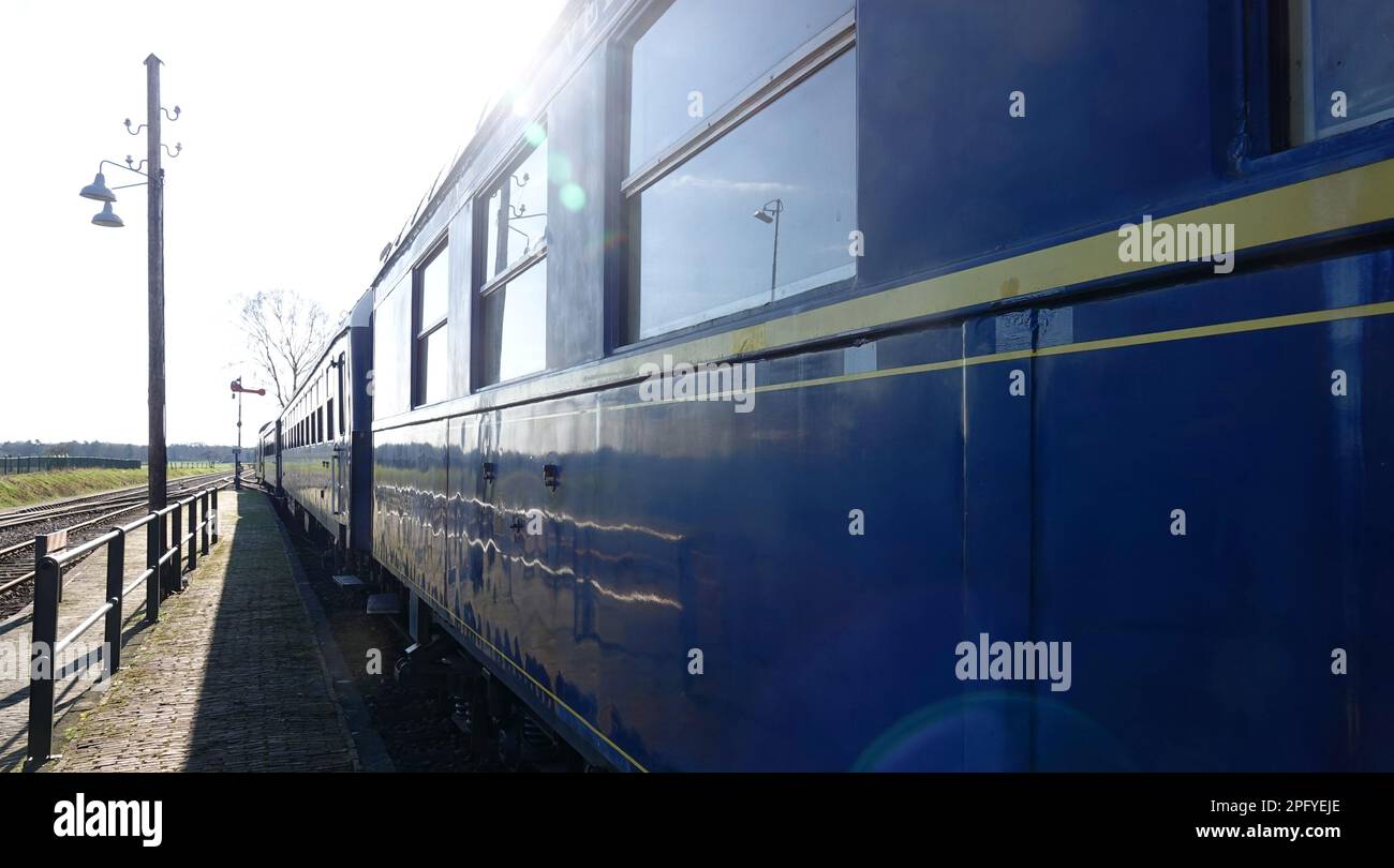 Des wagons bleus d'un vieux train. Il y a des reflets sur l'image Banque D'Images
