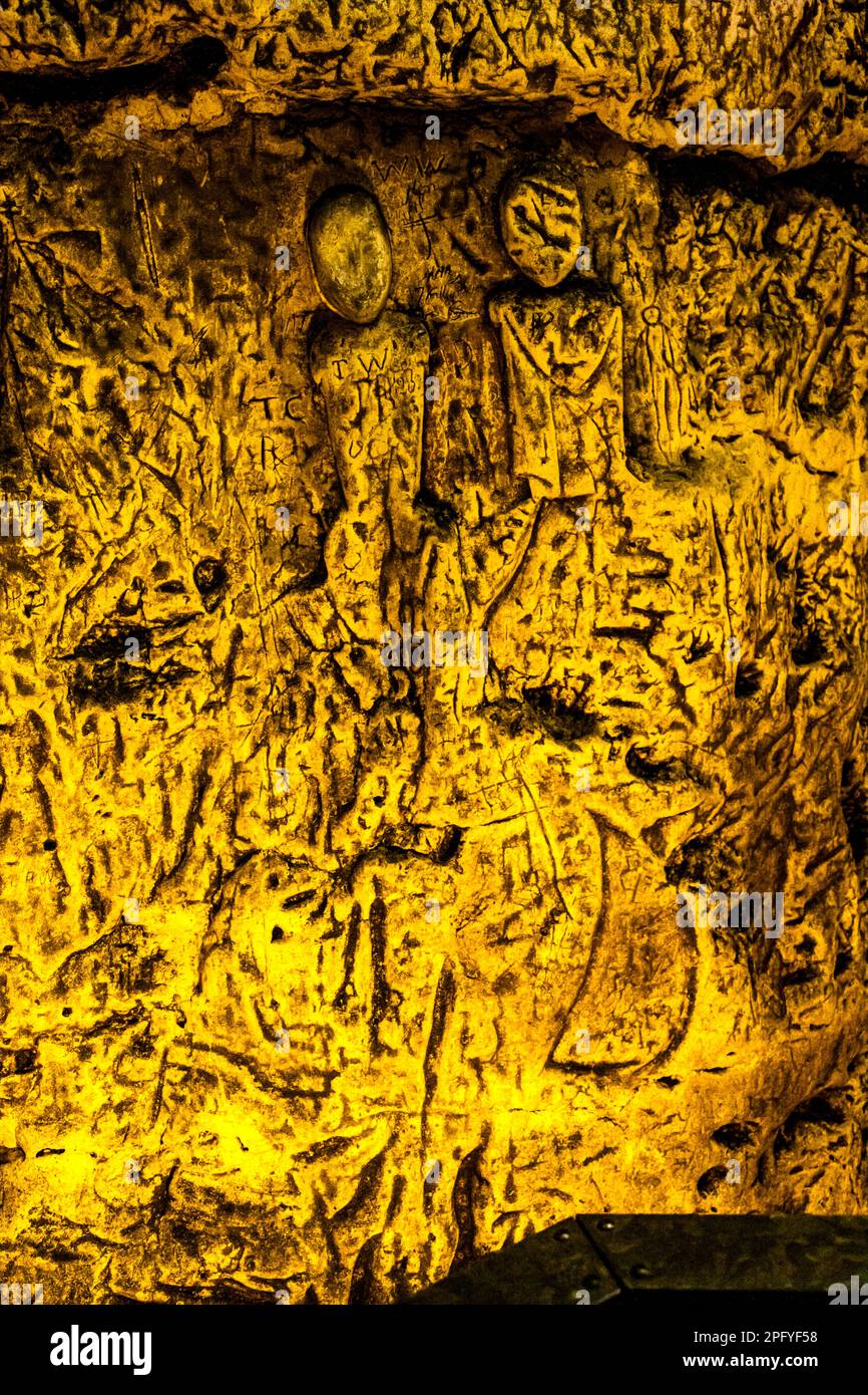 La grotte de Royston, dans le Herfordshire, au Royaume-Uni, casse-tête encore aujourd'hui les historiens. La grotte est décorée avec un grand nombre de sculptures de mur à faible relief. Ils sont principalement des motifs chrétiens dans le style médiéval. Grotte de Royston dans le Yard de Katherine, rue Melbourn, Royston, Angleterre Banque D'Images