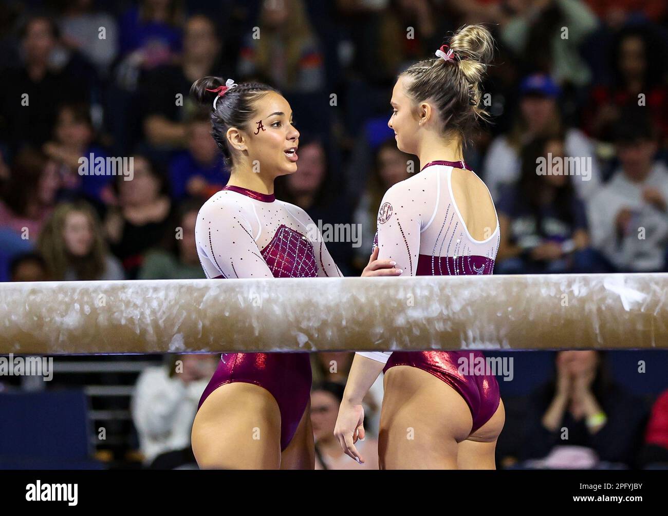 March 18, 2023: Alabama's Ella Burgress gives a pep talk to Lilly Hudson prior to Hudson's turn on the balance beam during the 2023 SEC Gymnastics Championships at the Gas South Arena in Duluth, GA Kyle Okita/CSM (Credit Image: © Kyle Okita/CSM via ZUMA Press Wire) (Cal Sport Media via AP Images) Banque D'Images