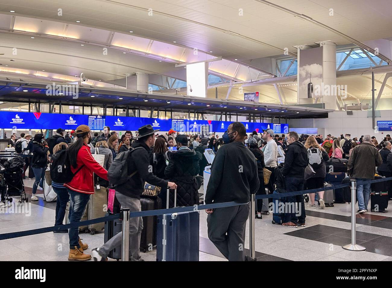 Queens, États-Unis. 08th mars 2023. Les passagers attendent de  s'enregistrer et de déposer leurs bagages au terminal 4 de l'aéroport  international John F. Kennedy (JFK) de Queens, New York, le 8 mars