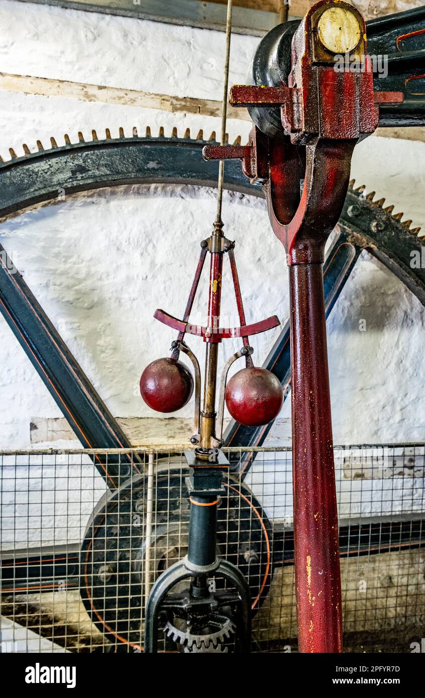 Les billes métalliques rouges du « régulateur » régulant la vapeur dans le moteur à poutre, utilisées pour alimenter les machines à entraînement par courroie de Combe Mill. Banque D'Images