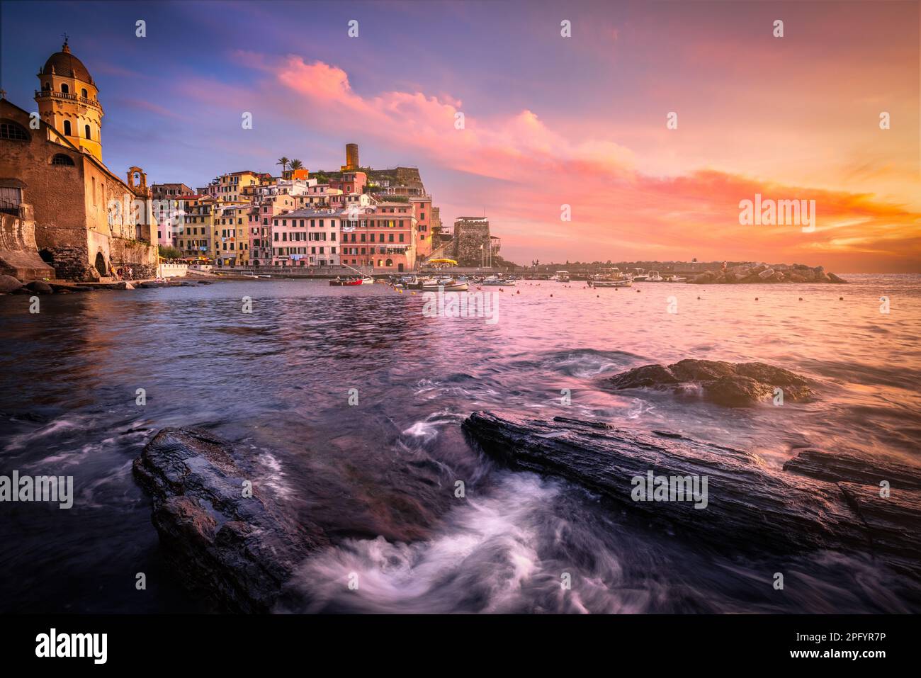 Beau village de Vernazza à Cinque Terre, Ligurie, Italie Banque D'Images