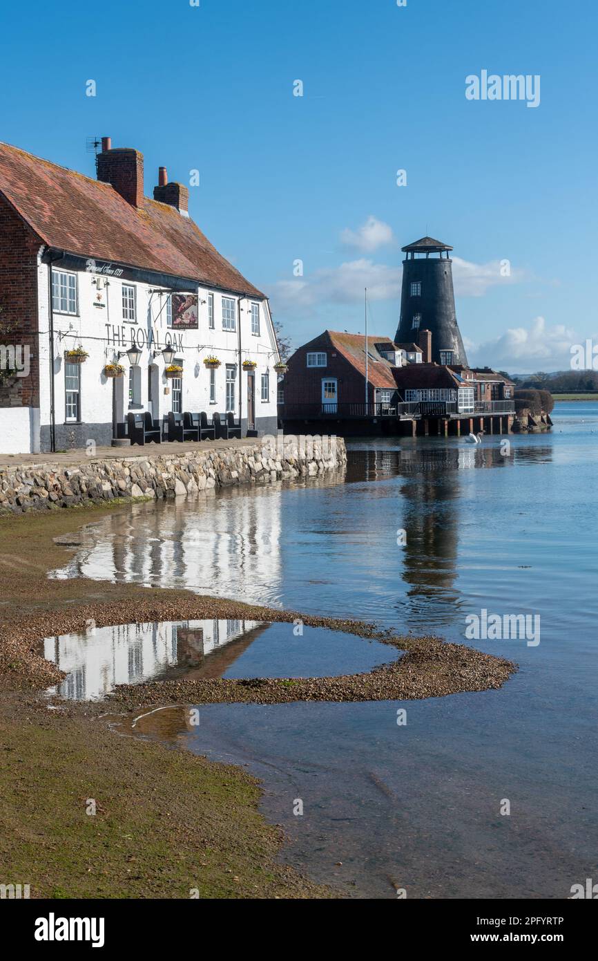 Langstone Harbour, vue sur le village, ancien moulin et Royal Oak Pub sur le front de mer, Langstone, Hampshire, Angleterre, Royaume-Uni, par temps ensoleillé Banque D'Images