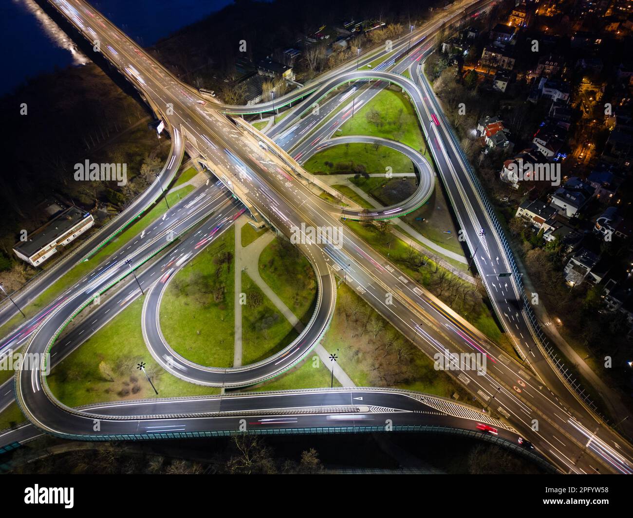 Vue aérienne du grand carrefour routier, paysage de nuit. Banque D'Images