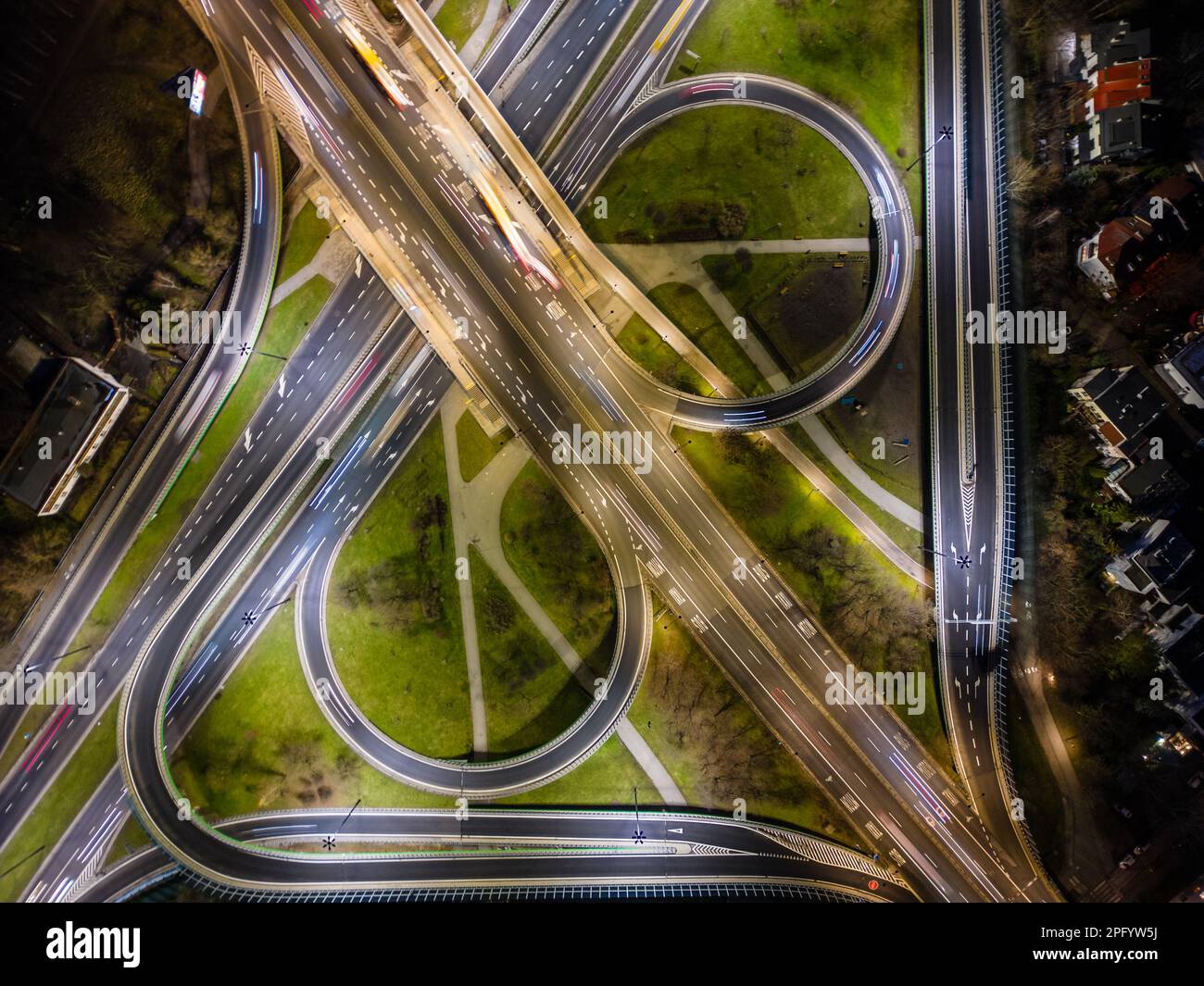 Vue aérienne du grand carrefour routier, paysage de nuit. Banque D'Images