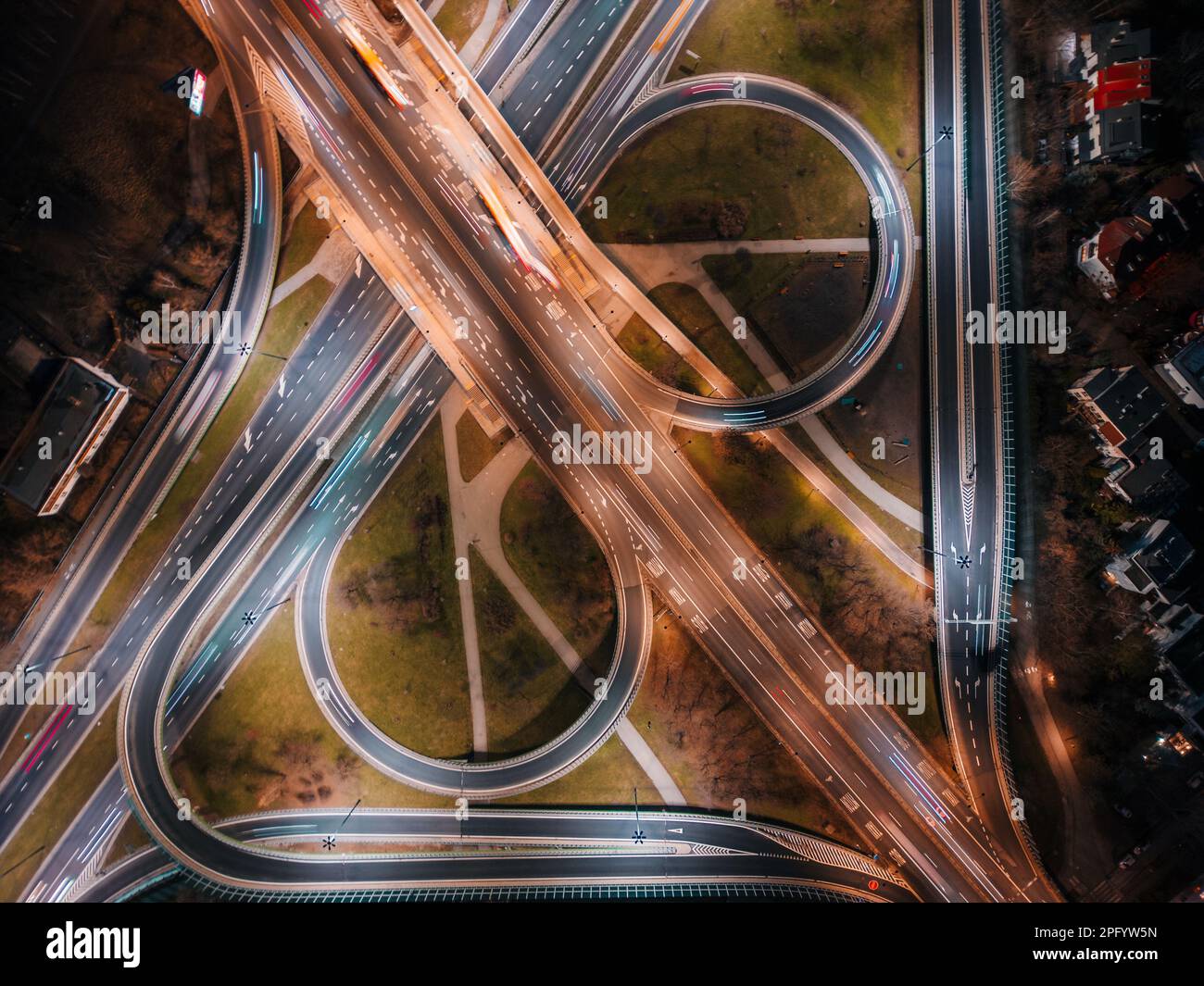Vue aérienne du grand carrefour routier, paysage de nuit. Banque D'Images