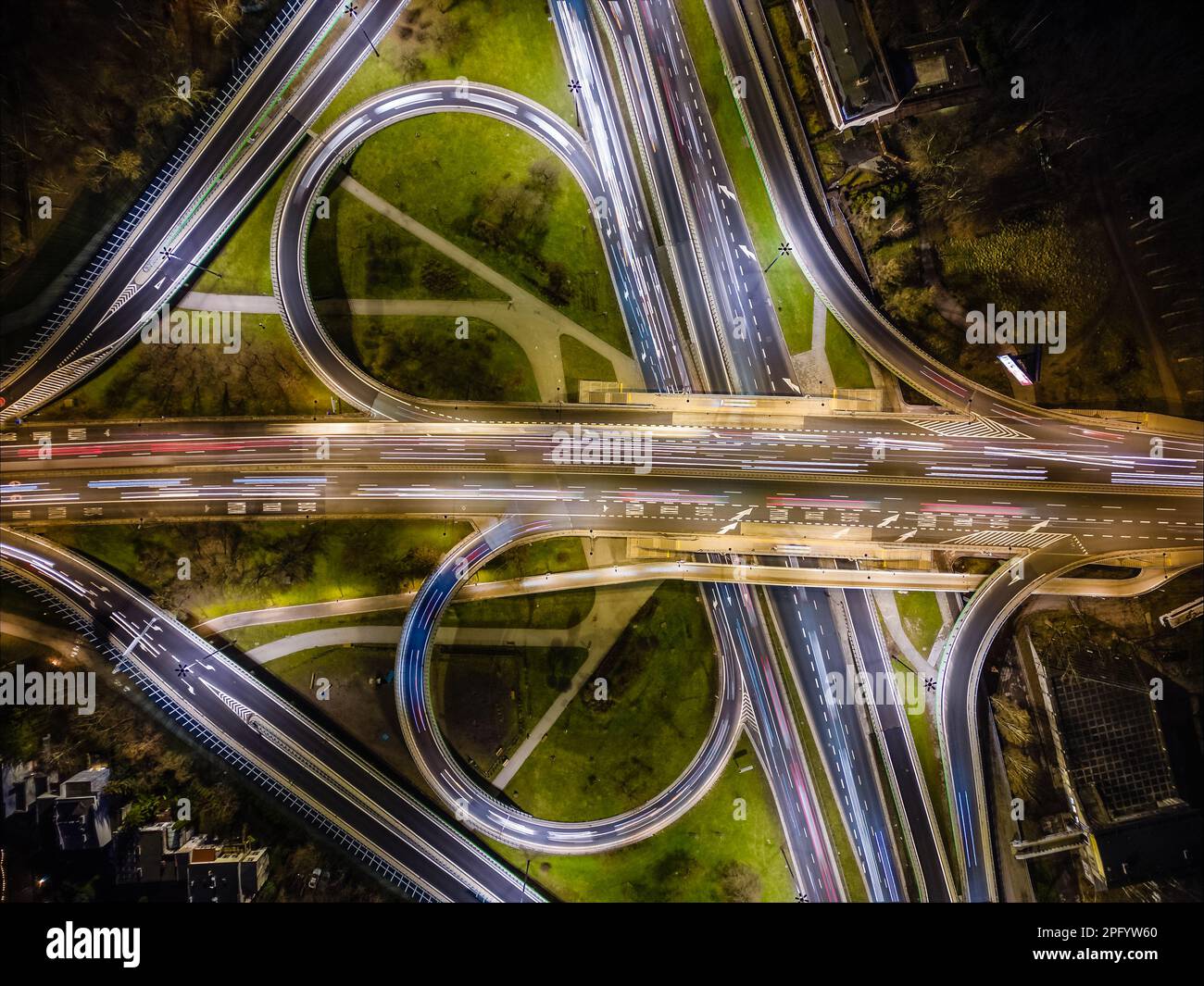 Vue aérienne du grand carrefour routier, paysage de nuit. Banque D'Images