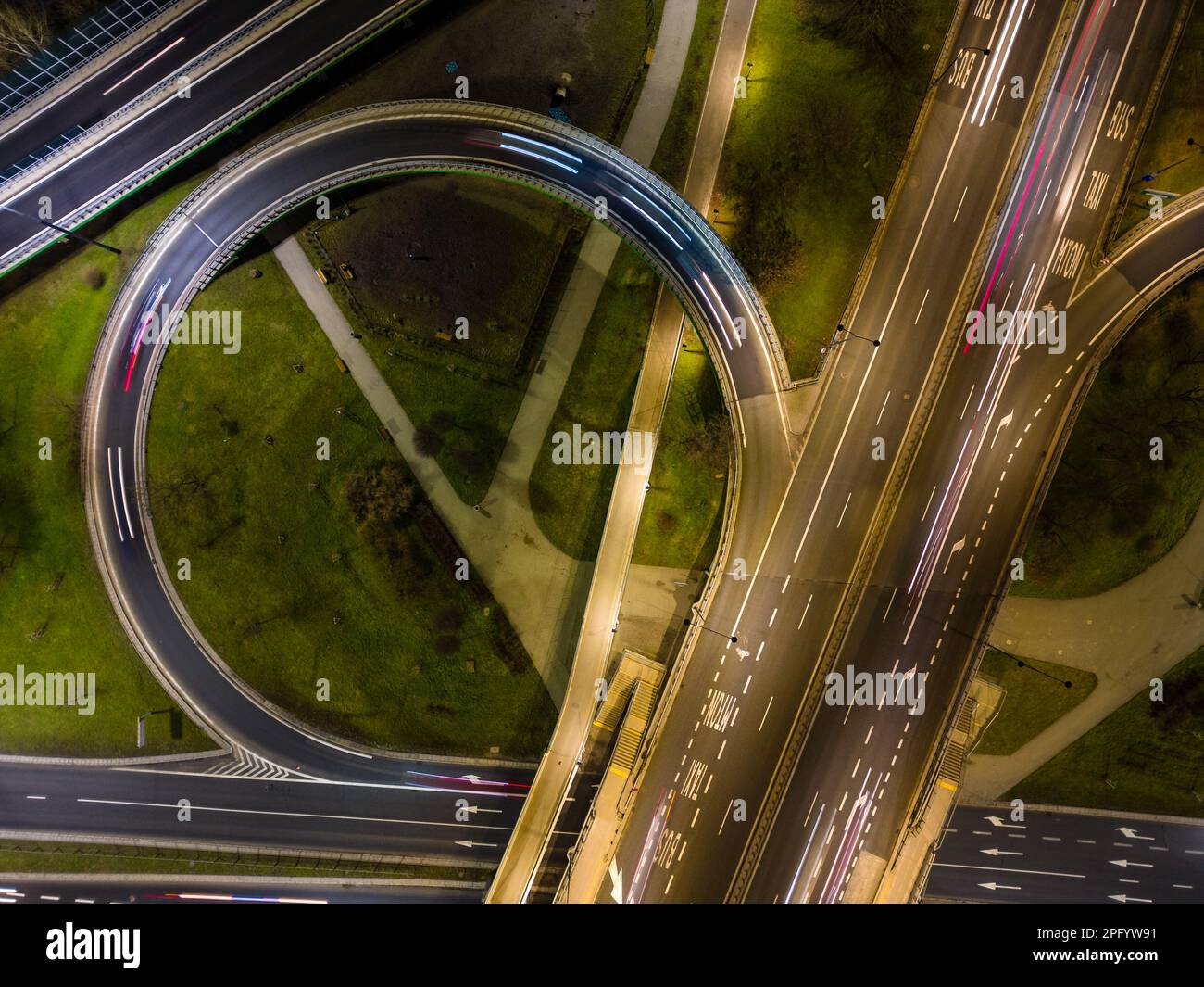 Vue aérienne du grand carrefour routier, paysage de nuit. Banque D'Images