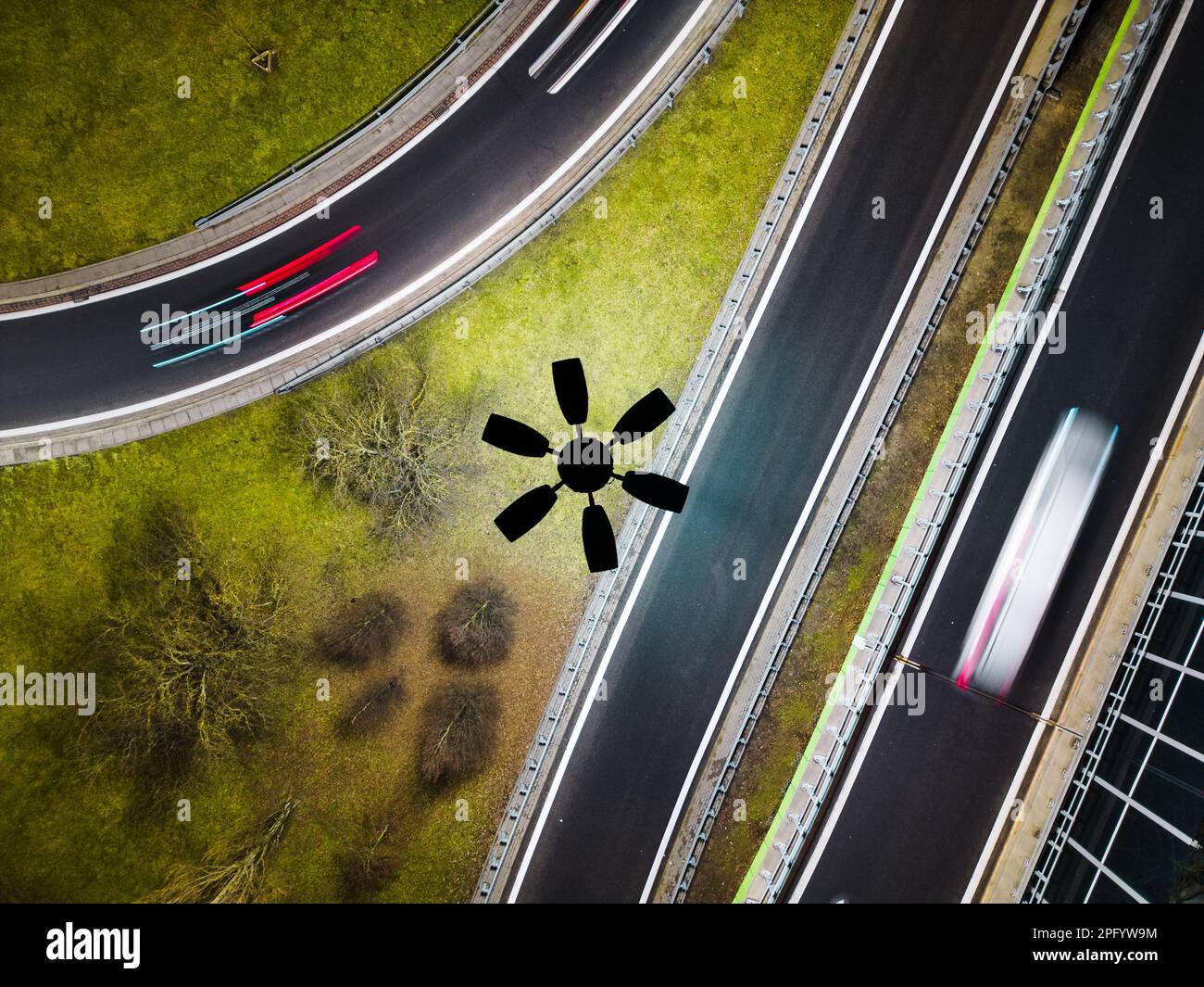 Vue aérienne de l'intersection de la route, paysage de nuit. Banque D'Images