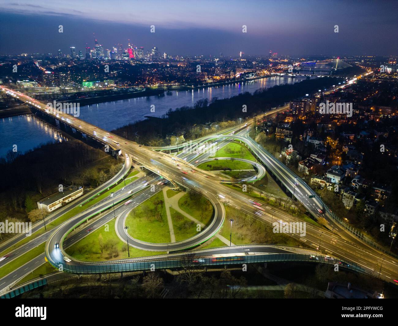 Vue aérienne du pont Lazienkowski, grande intersection et centre-ville distant de Varsovie, Pologne Banque D'Images