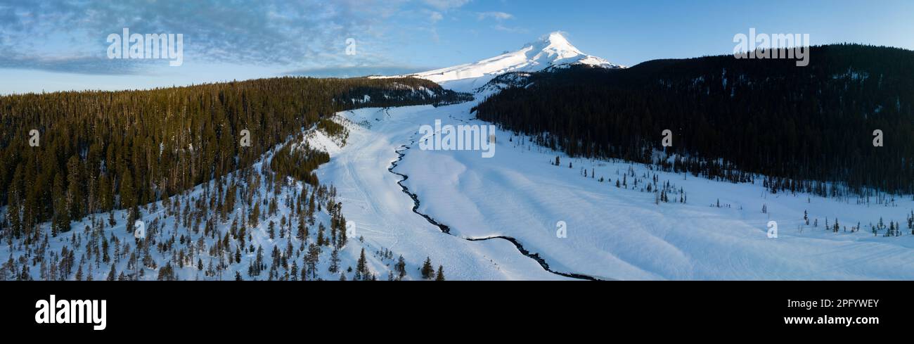 La neige couvre le Mont Hood, un magnifique stratovolcan trouvé à environ 50 miles au sud-est de Portland, Oregon. Mt Hood a l'une des saisons de ski les plus longues des États-Unis. Banque D'Images