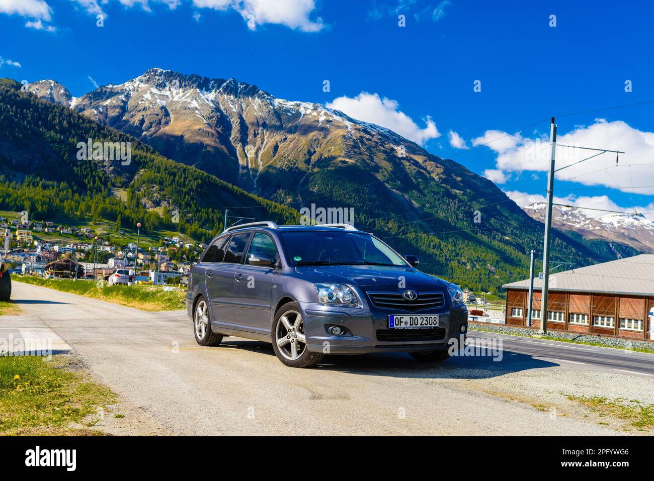 Toyota Avensis T25 dans les montagnes des Alpes, Samedan, Suisse, Grisons  Maloja Photo Stock - Alamy