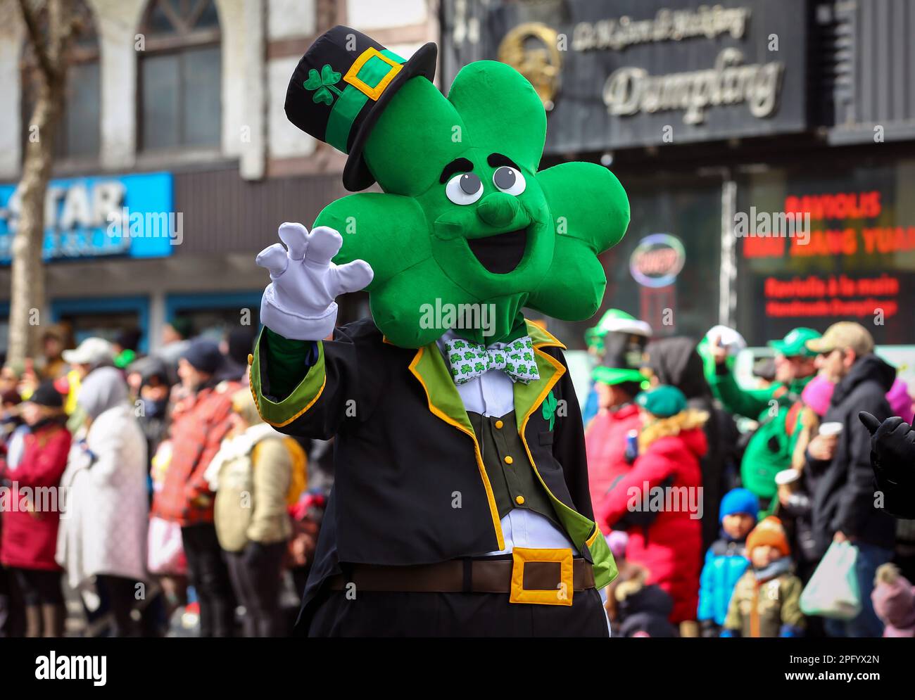 Montréal, Québec, Canada. 19th mars 2023. Le 2023 rue de Montréal Patrick's Day Parade a lieu sur la rue Saint-Catherine. (Credit image: © Serkan Senturk/ZUMA Press Wire) USAGE ÉDITORIAL SEULEMENT! Non destiné À un usage commercial ! Crédit : ZUMA Press, Inc./Alay Live News Banque D'Images