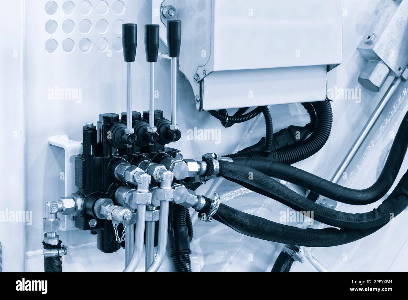 Poubelle blanche et boutons et leviers du tableau de bord Banque D'Images