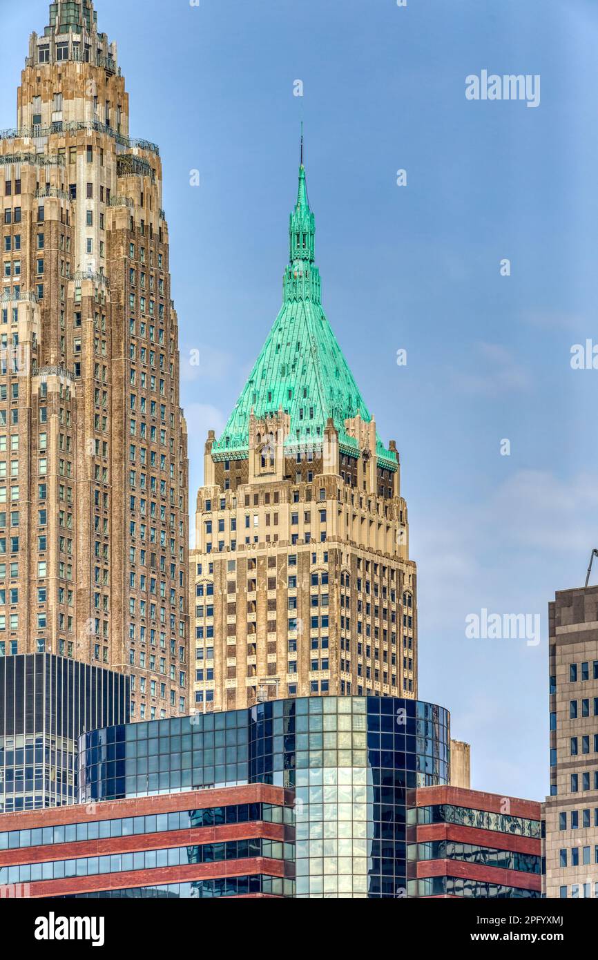 Le toit pyramidal verdigris marque le 40 Wall Street, le bâtiment Trump. Banque D'Images