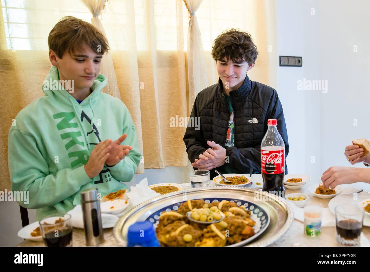 Les touristes américains se préparent à manger un repas au Maroc de Fès Banque D'Images