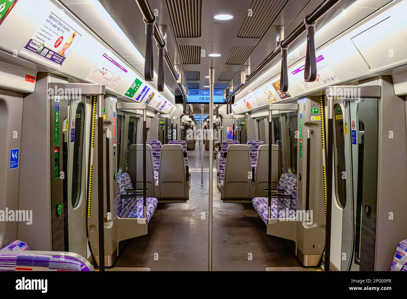 LONDRES, Royaume-Uni, 9th MARS 2023 : intérieur d'un train Elizabeth Line Banque D'Images