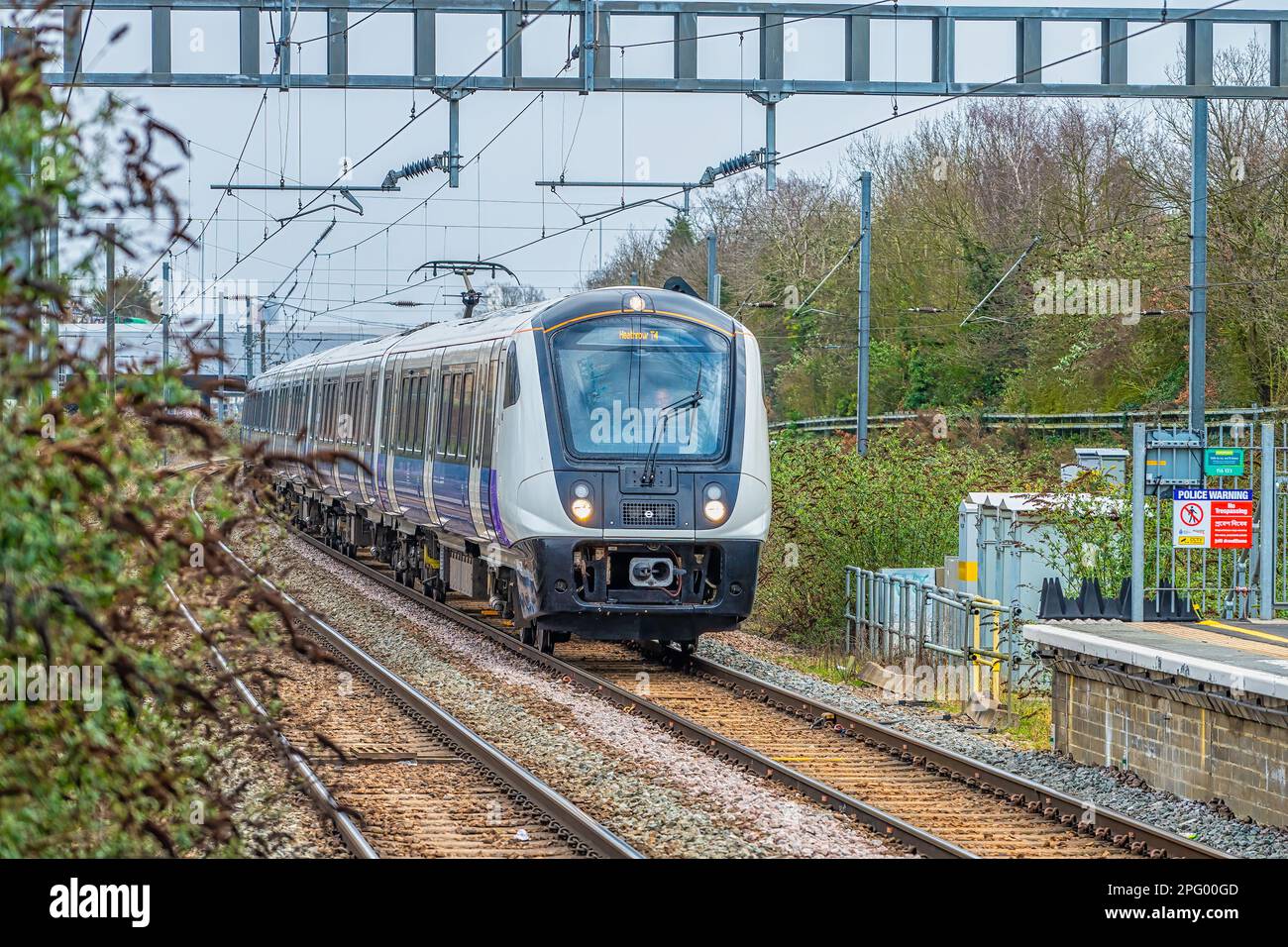 LONDRES, Royaume-Uni, 10th MARS 2023 : devant le train ferroviaire ferroviaire de crossrail, Elizabeth Line Banque D'Images