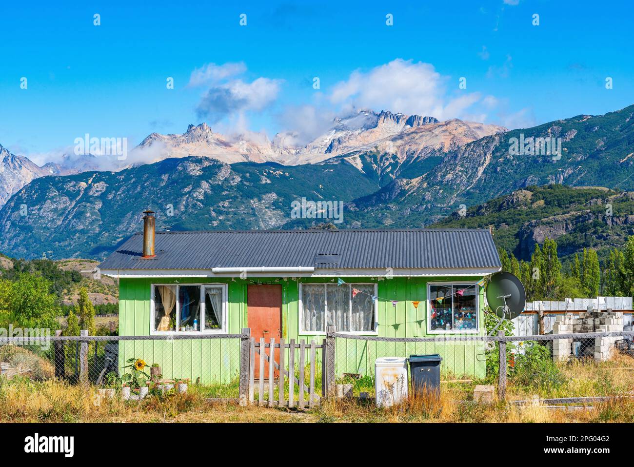 Maison verte dans le village de Villa Cerro Castillo, Parc national de Cerro Castillo, Aysen, Patagonie, Chili Banque D'Images