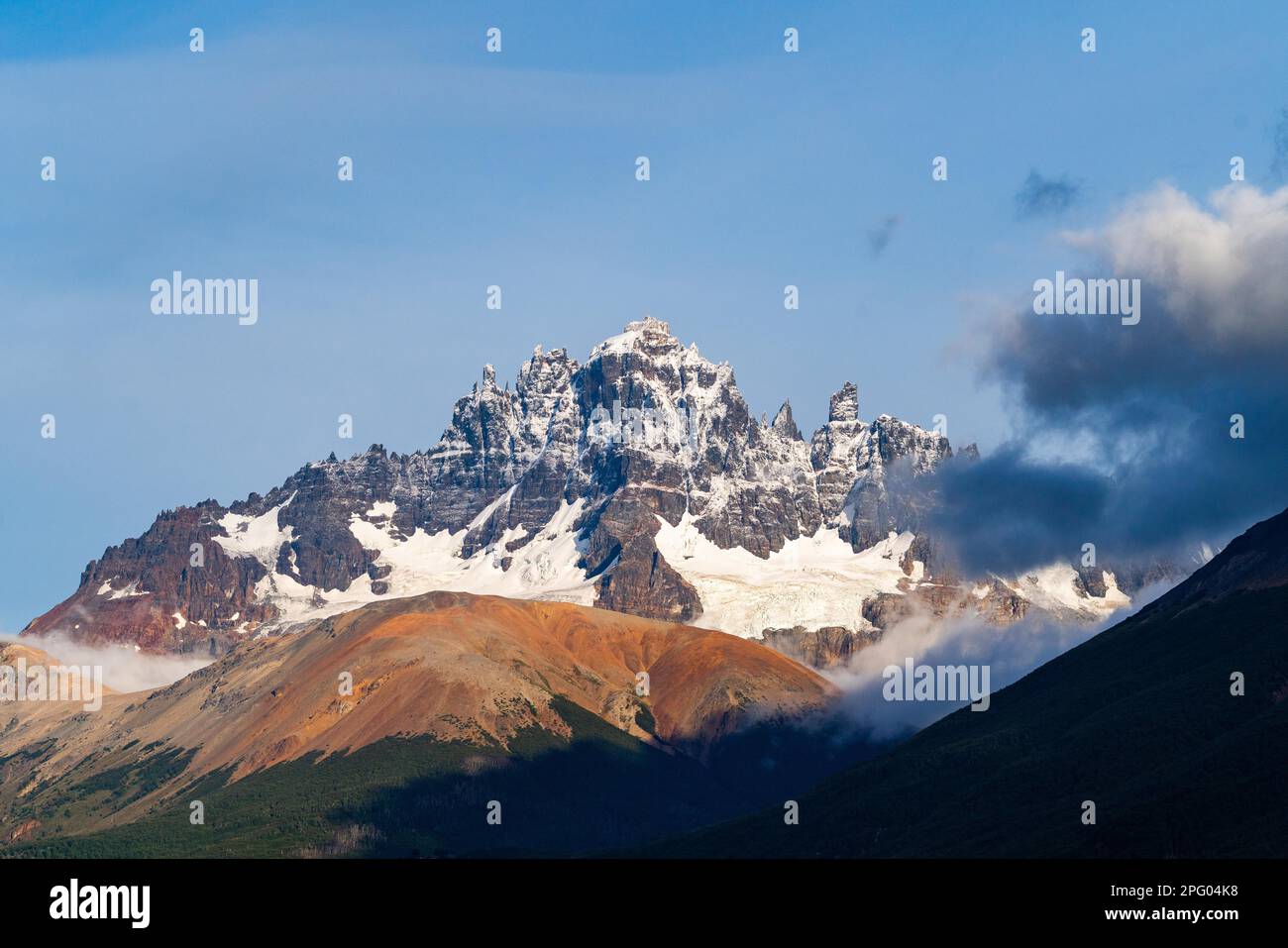 Massif montagneux Cerro Castillo enneigé, Parc national Cerro Castillo, Aysen, Patagonie, Chili Banque D'Images