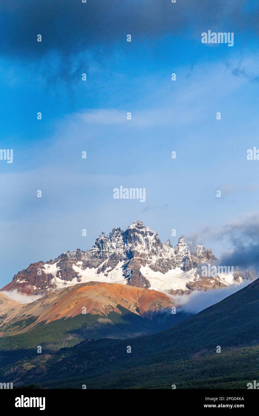 Massif montagneux Cerro Castillo enneigé, Parc national Cerro Castillo, Aysen, Patagonie, Chili Banque D'Images