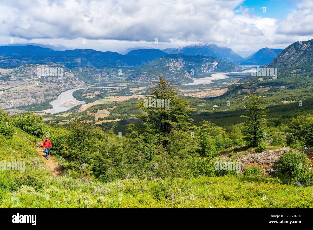 Randonneurs grimpant à la lagune sur Cerro Castillo montagne, avec la vallée de la rivière du Rio Ibanez en arrière-plan, Parc national de Cerro Castillo Banque D'Images