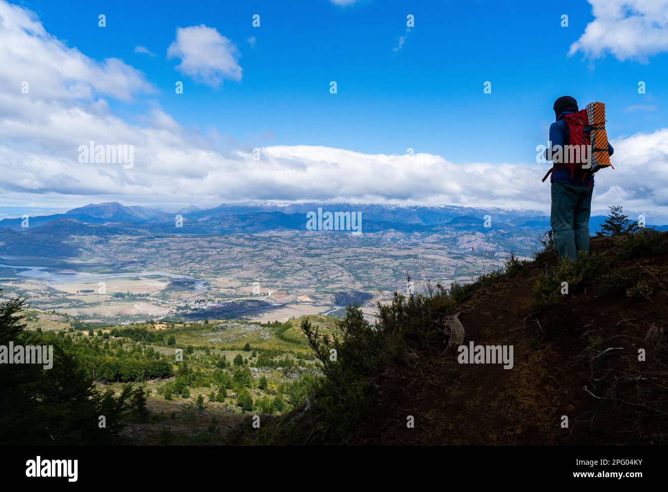 Randonneurs grimpant à la lagune sur Cerro Castillo montagne, avec la vallée de la rivière du Rio Ibanez en arrière-plan, Parc national de Cerro Castillo Banque D'Images
