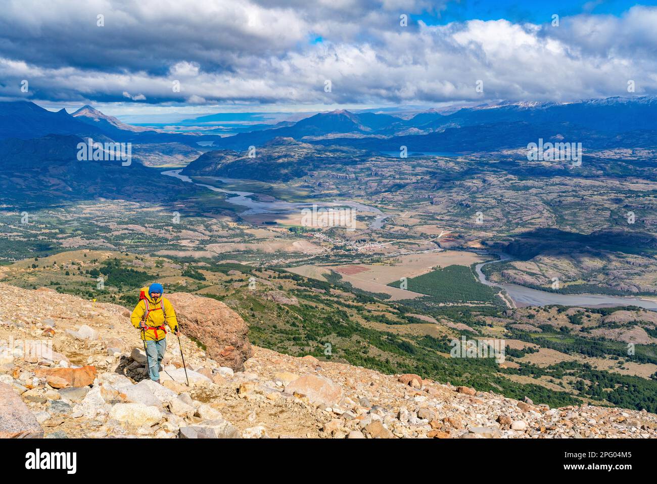 Randonneurs grimpant à la lagune sur Cerro Castillo montagne, avec la vallée de la rivière du Rio Ibanez en arrière-plan, Parc national de Cerro Castillo Banque D'Images
