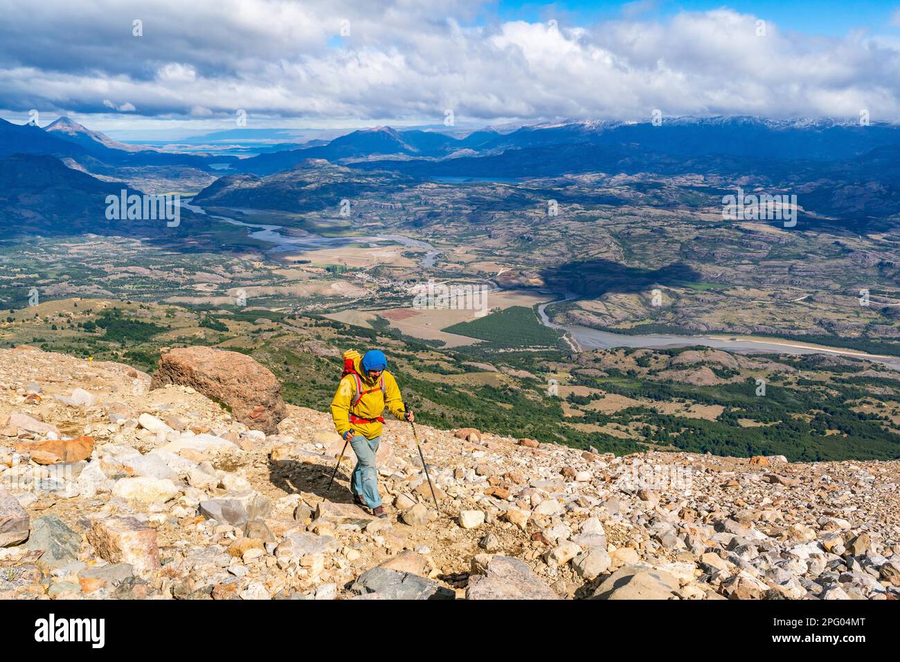 Randonneurs grimpant à la lagune sur Cerro Castillo montagne, avec la vallée de la rivière du Rio Ibanez en arrière-plan, Parc national de Cerro Castillo Banque D'Images
