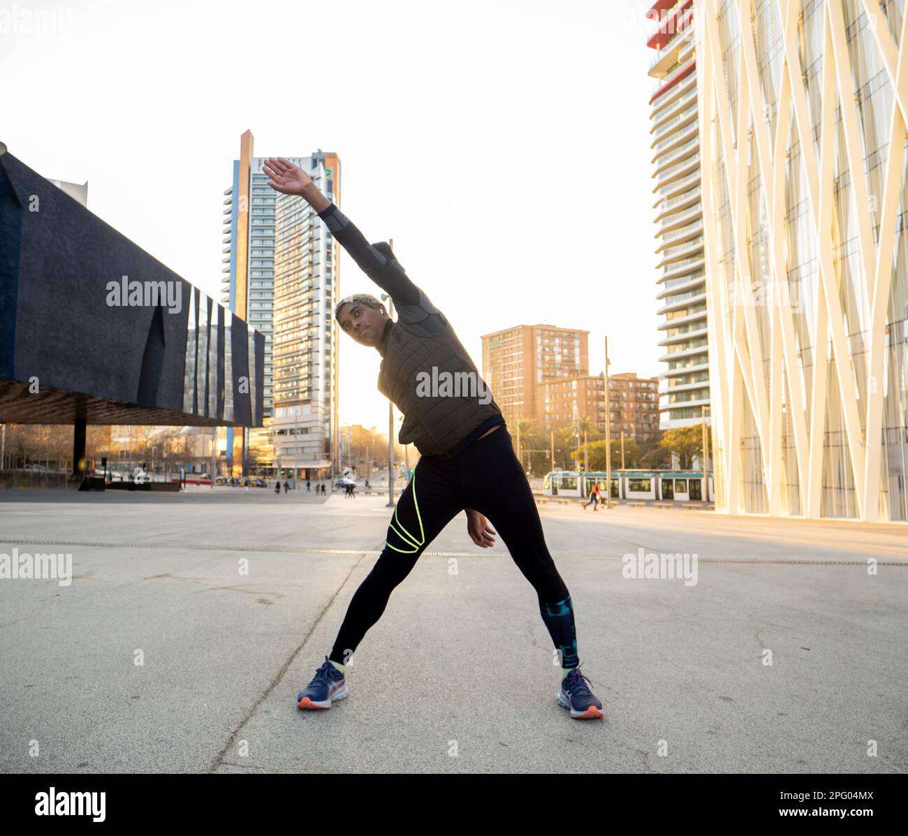 Homme afro-américain s'étirant et s'entraîner dans une ville Banque D'Images