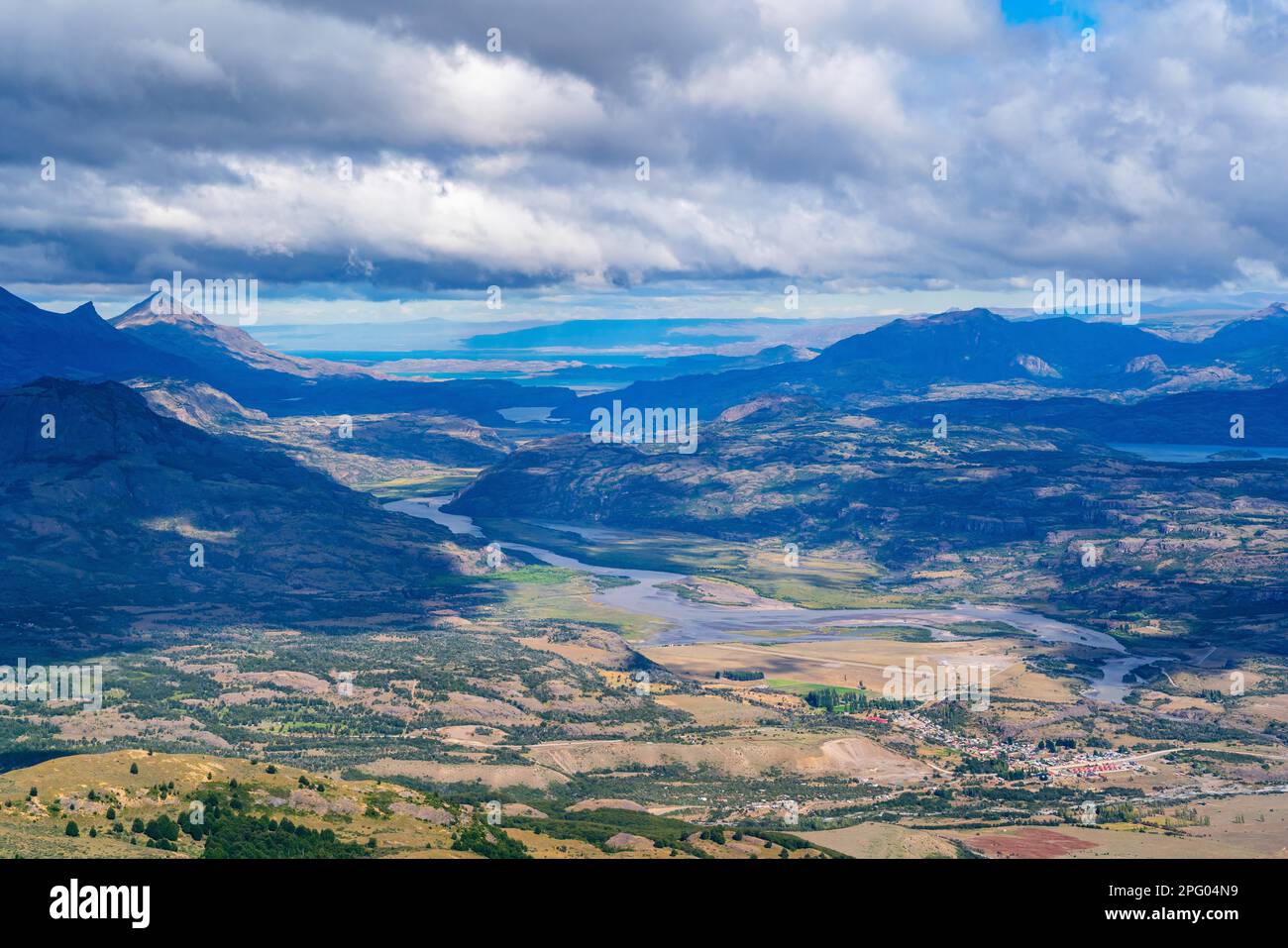 Vallée de la rivière du Rio Ibanez, Lago General Carrera en arrière-plan, vue du Parc national Cerro Castillo, Aysen, Patagonie, Chili Banque D'Images