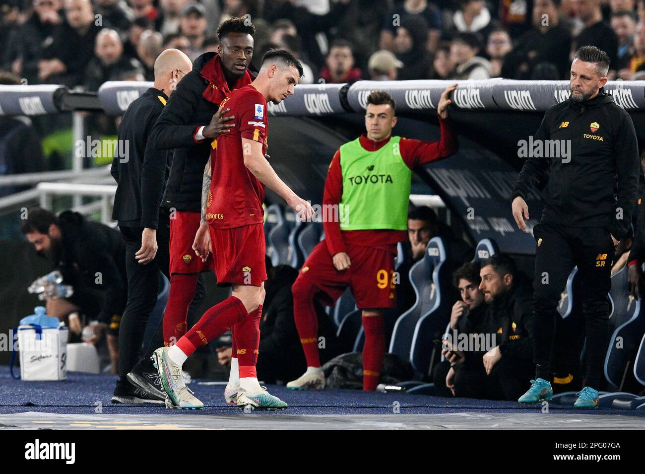 Roger Ibanez d'AS Roma quitte le terrain après l'expulsion pendant le match de football, Stadio Olimpico, Lazio v Roma, 19 mars 2023 (photo d'AllShotLive/Sipa USA) Credit: SIPA US/Alamy Live News Banque D'Images