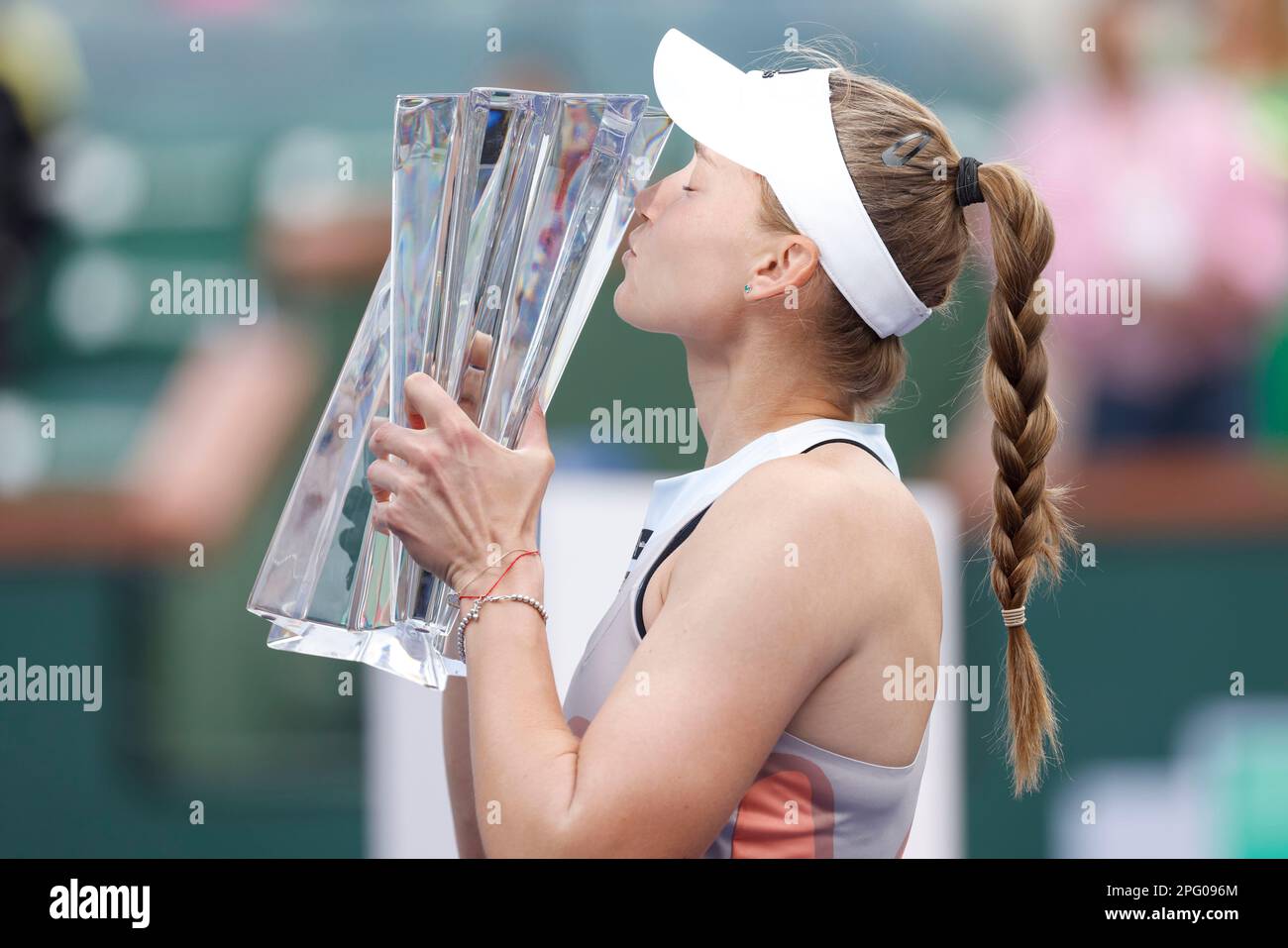 Indian Wells, Californie, États-Unis. 19 mars 2023 Elena Rybakina, du Kazakhstan, embrasse le trophée de la gagnante après avoir battu Aryna Sabalenka, du Bélarus, lors de la finale féminine de l'ouverture de BNP Paribas 2023 au jardin de tennis de Indian Wells, en Californie. Crédit photo obligatoire: Charles Baus/CSM crédit: CAL Sport Media/Alay Live News Banque D'Images