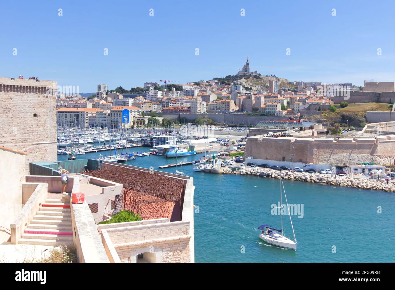 Vue panoramique sur le port de Marseille avec l'église notre-Dame de la Garde en arrière-plan Banque D'Images