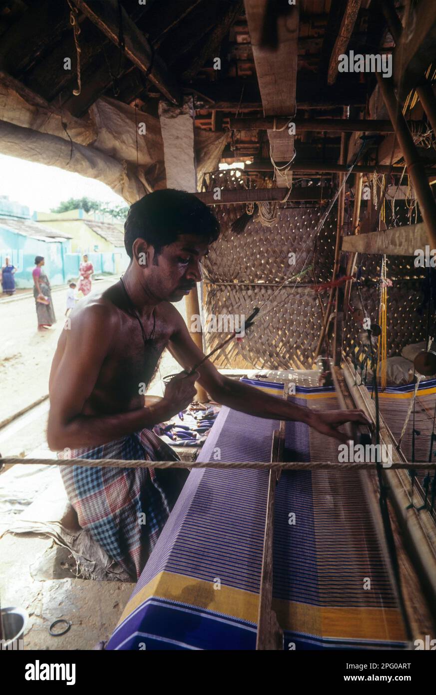 Coton Chettinad, ouvrier wove sari on Old Loom, Karaikudi, Tamil Nadu, Inde Banque D'Images