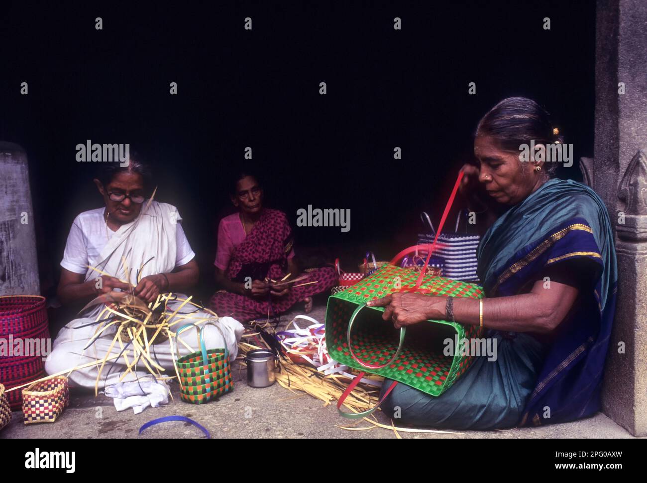 Tissage d'une variété de paniers à l'aide de bandes en plastique à Chettiand, Tamil Nadu, Inde, Asie Banque D'Images