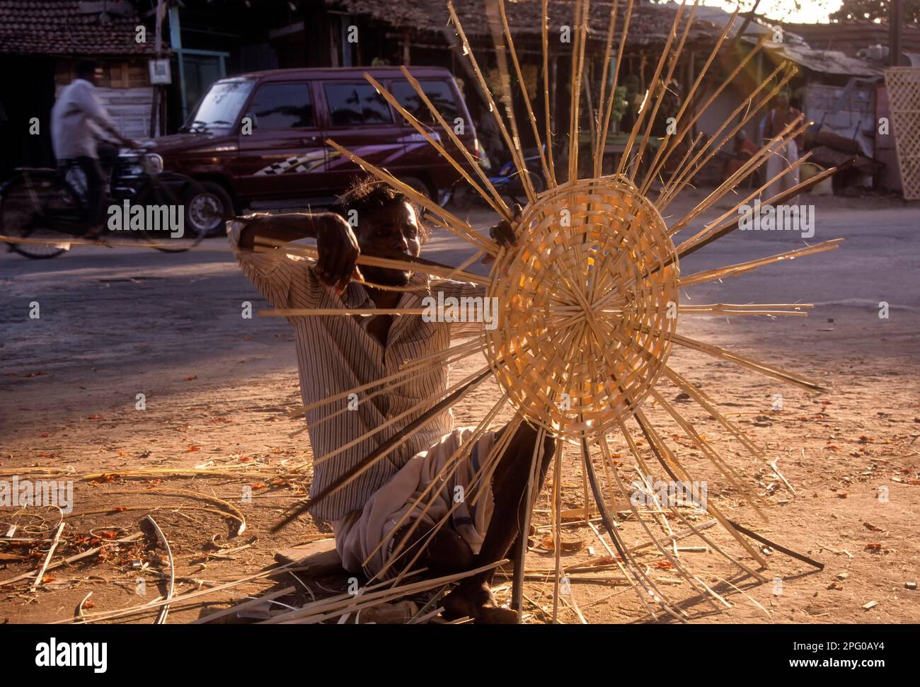Un homme qui vannette des paniers en bambou à Lawley Road à Coimbatore, Tamil Nadu, Inde, Asie Banque D'Images