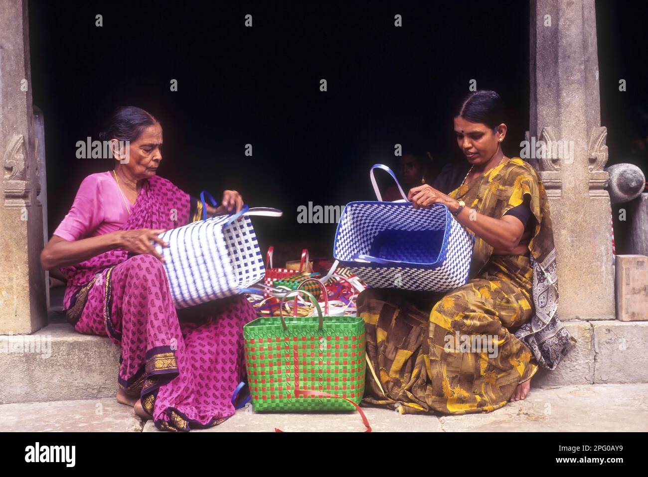 Tissage d'une variété de paniers à l'aide de bandes en plastique à Chettiand, Tamil Nadu, Inde, Asie Banque D'Images