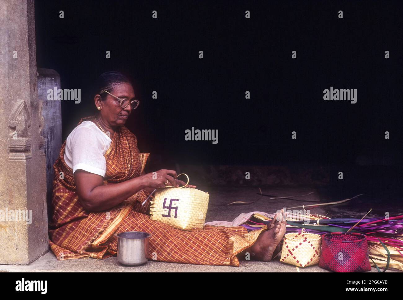 Une vieille femme vante des paniers de feuilles de palmier à Chettinad, Tamil Nadu, Inde, Asie Banque D'Images