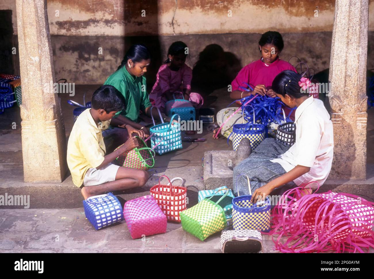 Tissage d'une variété de paniers à l'aide de bandes en plastique à Chettiand, Tamil Nadu, Inde, Asie Banque D'Images