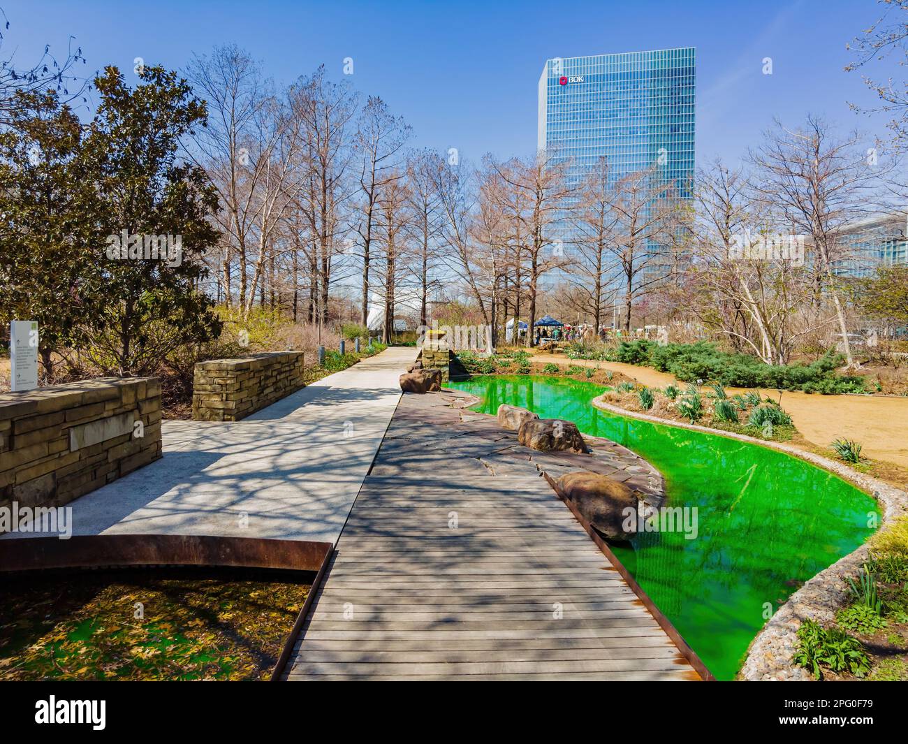 Vue ensoleillée sur les jardins botaniques de Myriad pendant St. Patrick's Day à Oklahoma Banque D'Images