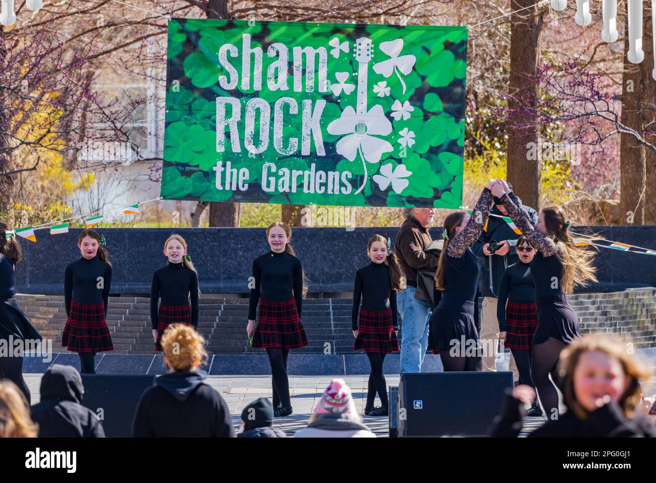 Oklahoma, 17 2023 MARS - danse irlandaise dans les jardins botaniques Myriad pendant St. Patrick Banque D'Images