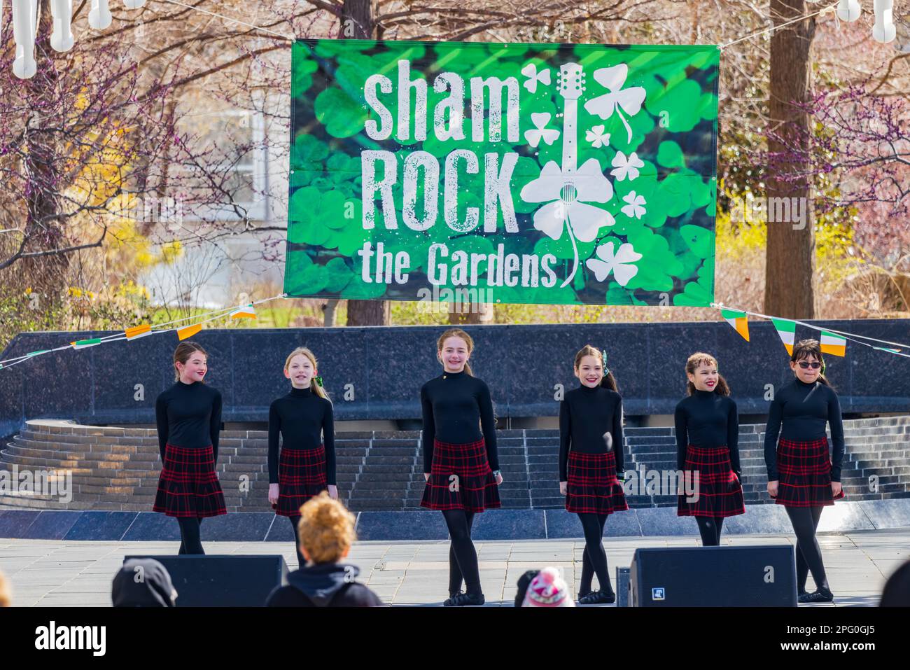 Oklahoma, 17 2023 MARS - danse irlandaise dans les jardins botaniques Myriad pendant St. Patrick Banque D'Images