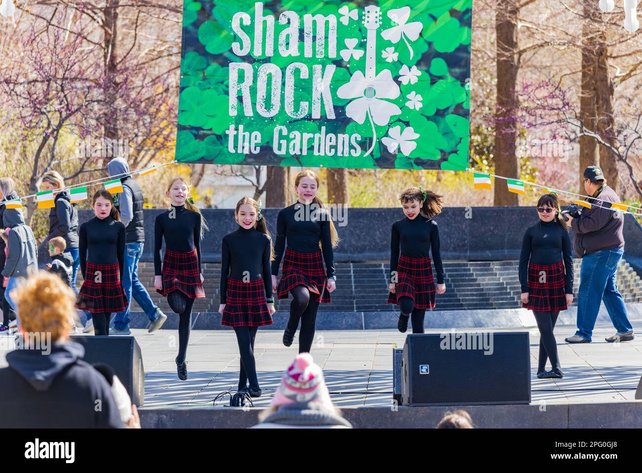 Oklahoma, 17 2023 MARS - danse irlandaise dans les jardins botaniques Myriad pendant St. Patrick Banque D'Images